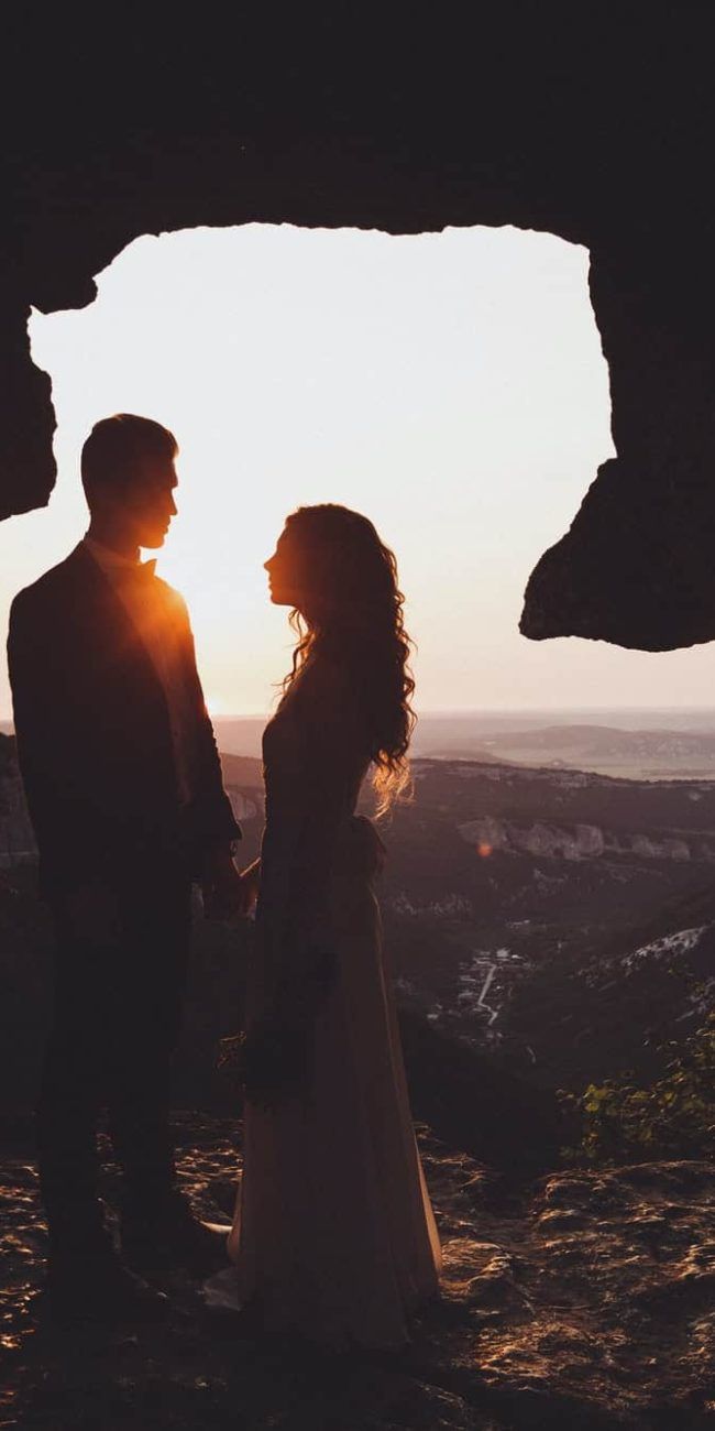 unusual-wedding-photography-sunset-in-muntains-with-silhouettes-newlyweds